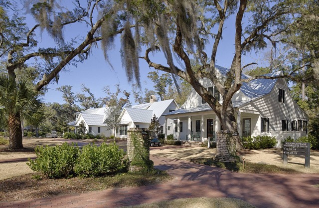 Magnolia Cottage - Dual Master Bedrooms, Fire Pit, Fenced Yard and Peloton incl