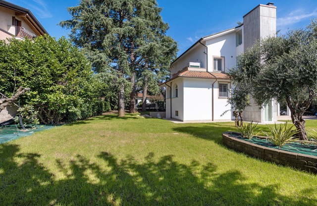Magnolia: garden and parking. Vimercate/Monza