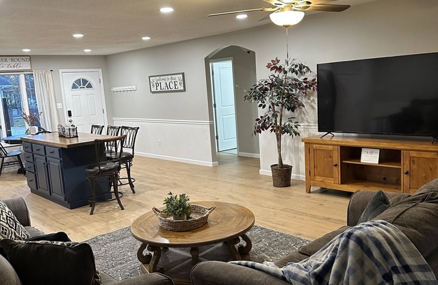 *Magnolia inn* updated condo, centrally located. Pet friendly! Boat/RV parking