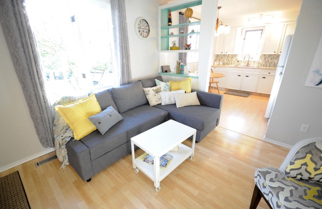 Main Level Apartment Close To Downtown, Sait And The Bow River