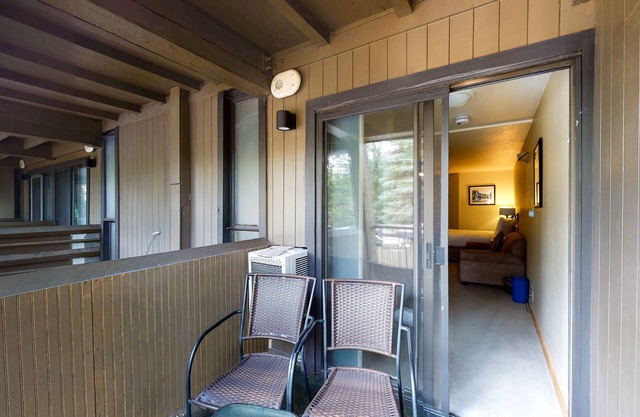 Main Street gem - pool & hot tub - walk to lifts, dog-friendly, balcony