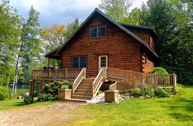 Maine Lakeside log cabin: 3bed 2bath: hot tub-boats-swim raft-firepit- privacy!