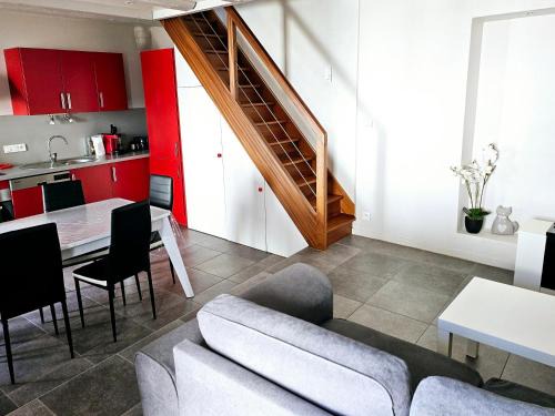 maison a côté du port et du centre