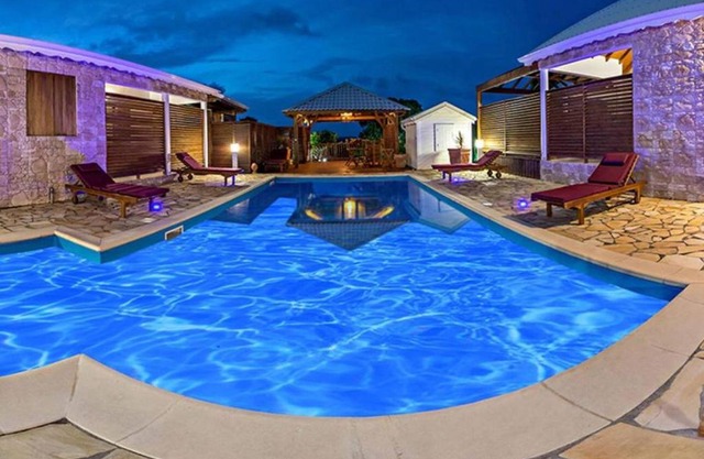 Maison accueillante avec piscine partagée à Anse-Bertrand