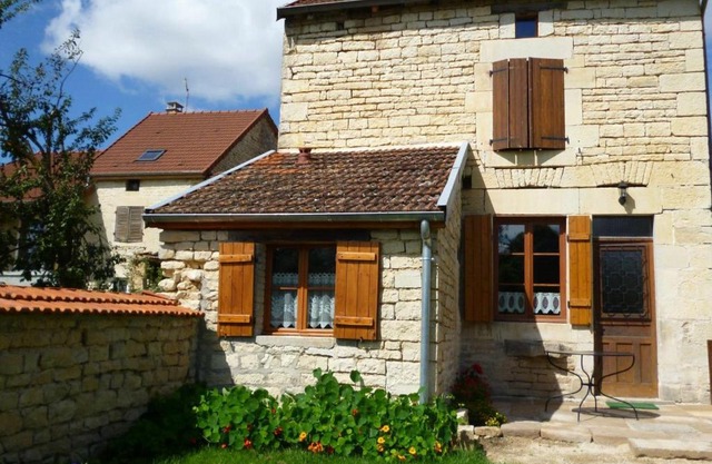 Maison Authentique avec Jardin Clos et Parking Privé à Pont-la-Ville - FR-1-611-59
