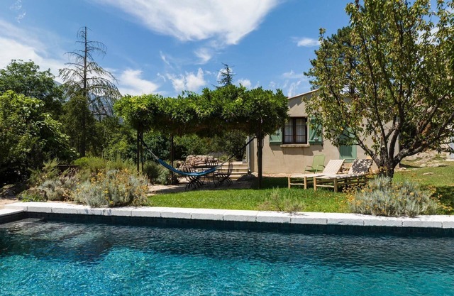 Maison Avec Piscine au Cœur de la Nature. Vue sur les Aiguilles de Bavella