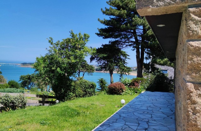Maison Bord de Mer, Dans un Écrin de Verdure