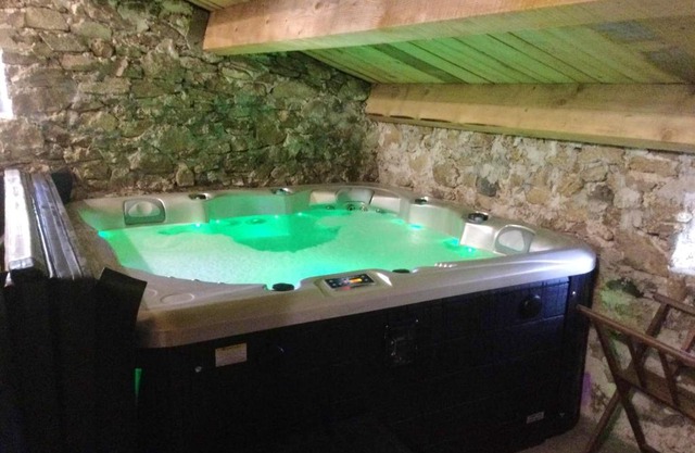 Maison charmante à Lanarce avec vue sur la montagne, jacuzzi.
