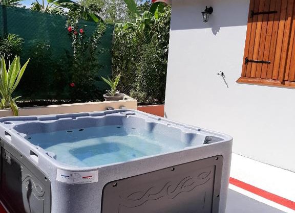 Maison charmante avec vue sur la mer à Petit-Canal + Jacuzzi