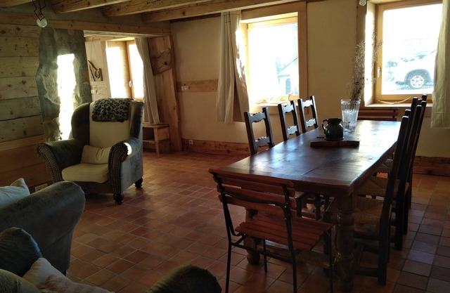 Maison de Campagne Rustique et Confortable - La Nature Dans le Parc du Haut Jura