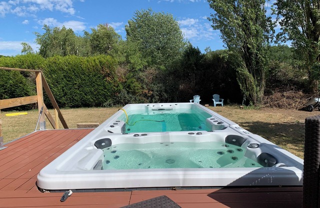 Maison de Campagne Rénovée Avec Bassin de Nage et SPA sur 2500 Mcarrés de Jardin