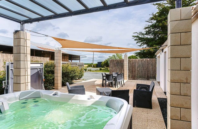 Maison de campagne près de la Rochelle, piscine ouverte de Pâques à La Toussaint