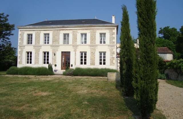 Maison de Charme, 4 Chambres, Grand Jardin et Piscine Privée