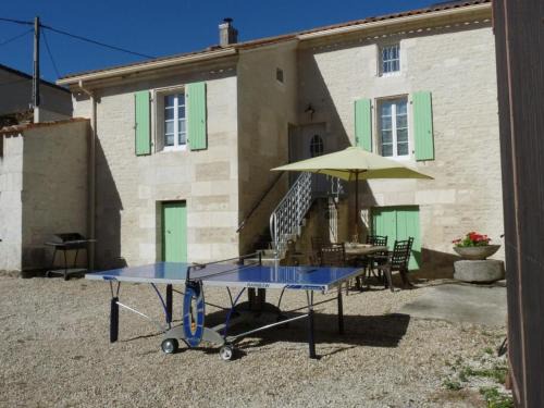 Maison de charme en pierres, avec terrasse, jardin, vélos, poêle à bois et borne de recharge électrique - FR-1-653-79
