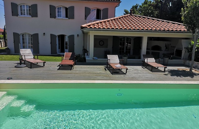 Maison de Type Provençale Avec Piscine Chauffée et Jacuzzi