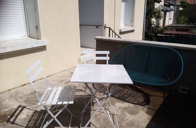 Maison de Ville Rénovée Avec Jardin, Parking Privé Clos,proche Citée Antique .