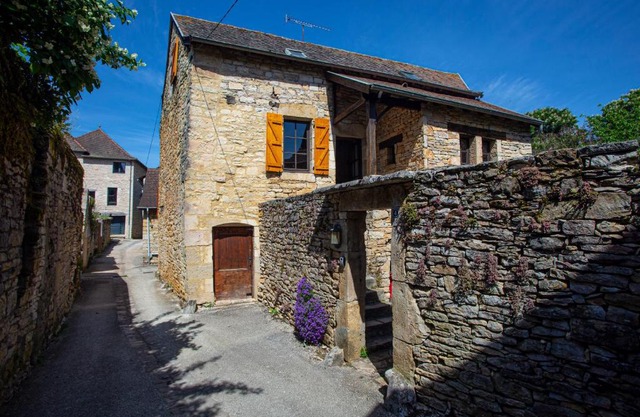 Maison en pierres au coeur du village médiéval de Villeneuve