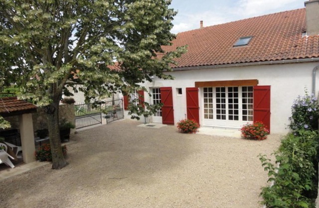 Maison en pierres rénovée avec cour close et terrasse privée, animaux admis, parking, Wi-Fi - FR-1-489-271