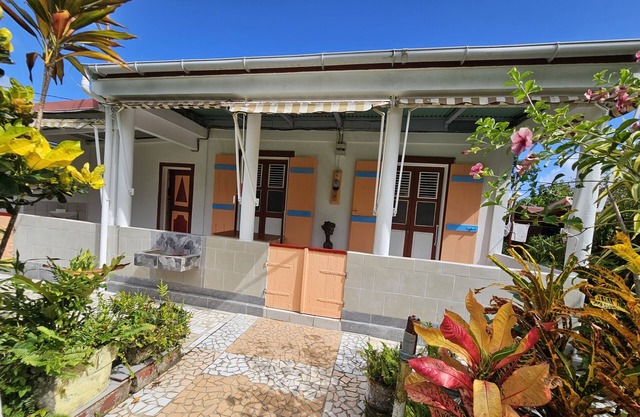 Maison Familiale Authentique Dans un Jardin Créole