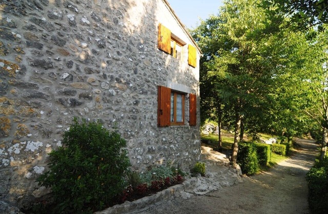 Maison Individuelle au Calme, Joli Cadre Verdure, Proximité Baignade