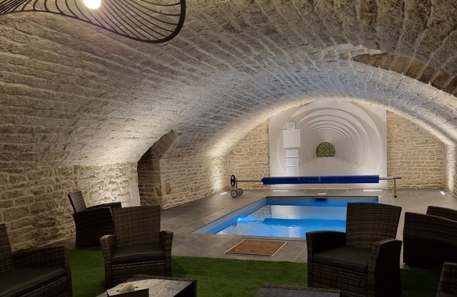 Maison Paisible Avec Piscine et Jacuzzi