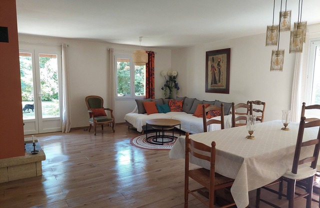 Maison Spacieuse de Plain-pied Arborée en Périgord Noir