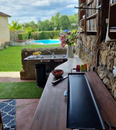Maisonnette dans village médiéval - 2 pers - piscine privée & jardin