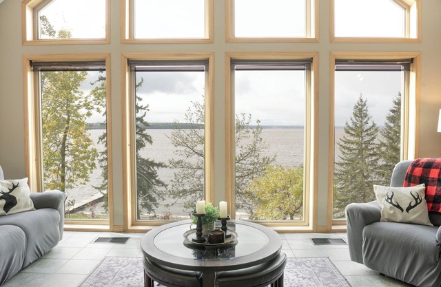 Majestic Lake view Cottage with Spa, Sunsets, Pool Table