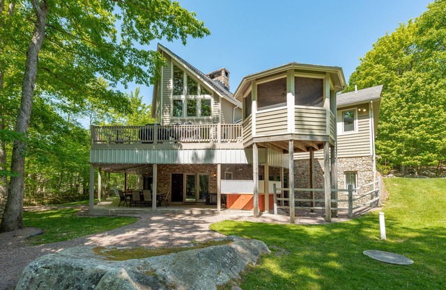 Majestic Lodge: Lakefront, Dogs Welcome, Dock, 2 Hot Tubs, Sauna!