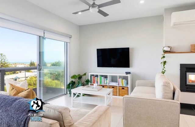 Majestic Ocean Views in Architectural 3br House