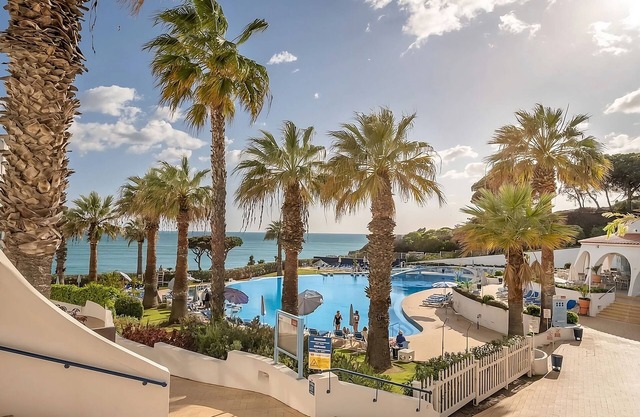 Make Your Trip More Enjoyable! 3 Relaxing Units, Full Kitchens and Ocean View!