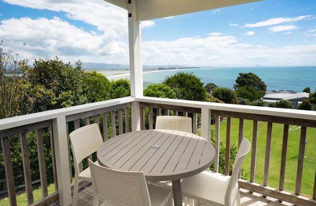 MAKETU SEA MAGIC "BACH RETREAT"