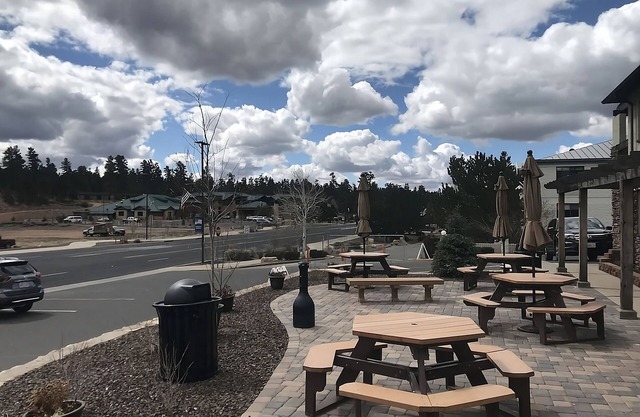 Making The Best Memories Along The Way! 4 Comfortable Units, Pool, Free Parking