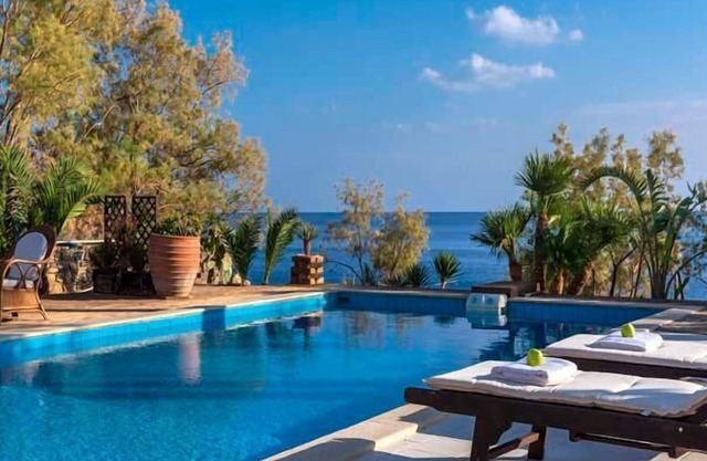 Makrygialos Villa - Beachfront villa private pool