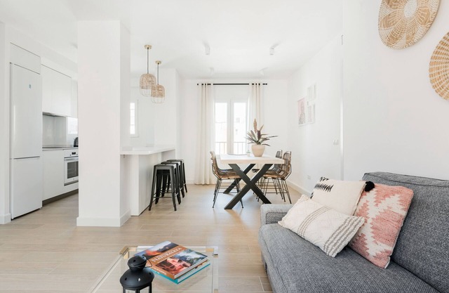 Malaga Center Condo with PARKING. New renovated! 1 min Alcazaba & Plaza Merced