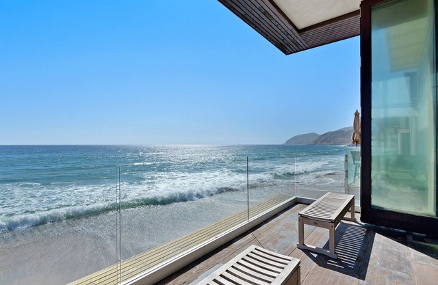 Malibu Modern Beach House - Rooftop Deck - On a Private Sandy Beach!