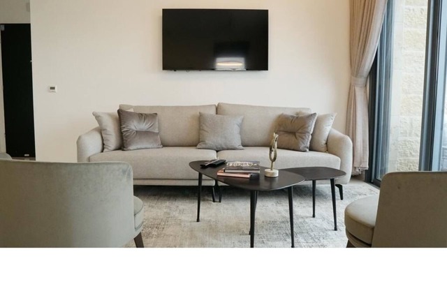 ♥MAMILLA'S Chic ♥ Stunning 2 BDR w. balcony ♥Parking ♥NEW!