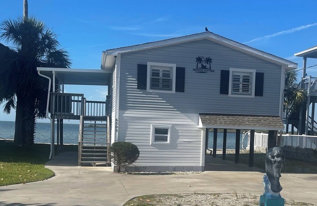 MANATEE COTTAGE: Gulf Front 2-bedroom house
