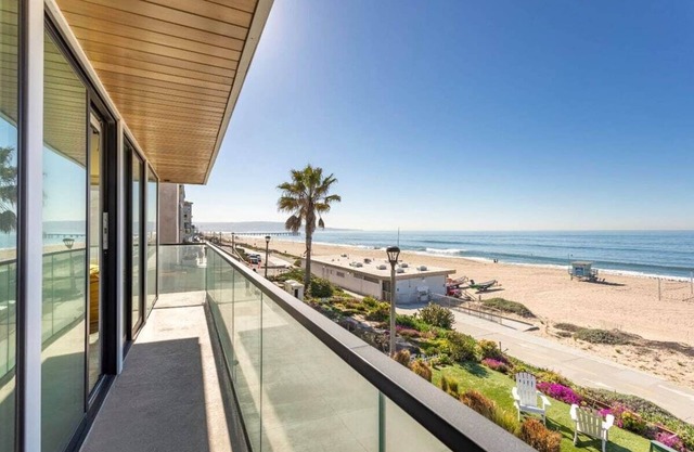 Manhattan Beach 4BR Oceanfront on The Strand