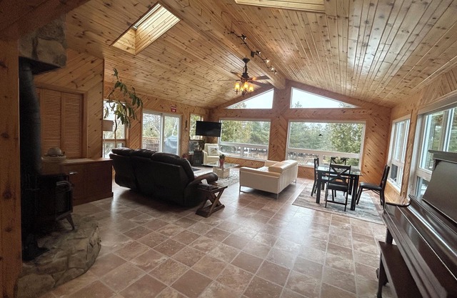 Manitoulin Waterfront Cottage on Lake Huron - With Sauna