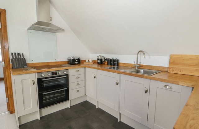 MANOR BARN, romantic, luxury holiday cottage, with a garden in Upwell