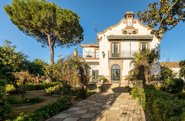 Manor house in the middle of Hacienda de Olivar