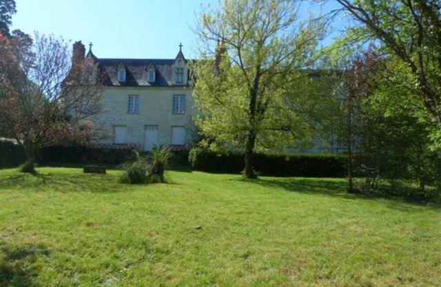 manor house with 1 hectare park