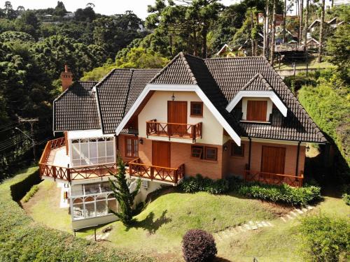 Mansão com 5 Suítes Churrasqueira Solarium Lareira