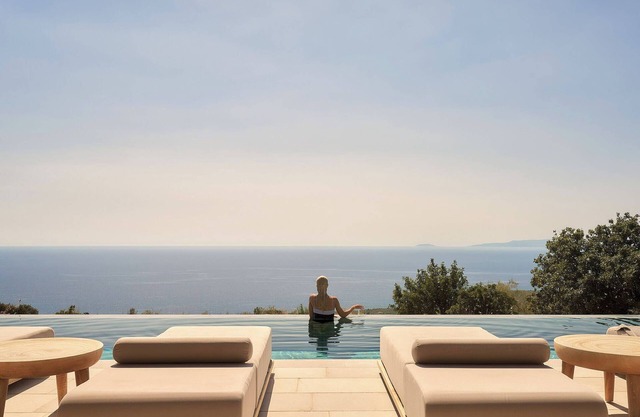 Mantri Villa, a Celestial Retreat with Endless Blue