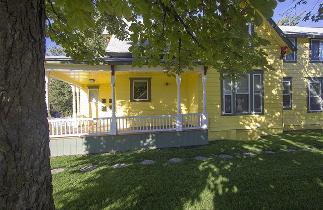 Maple Leaf Manor Suites