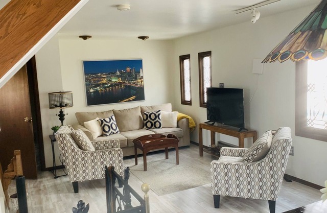 Maple Terrace -Mt Washington -15 steps to Grandview Ave. and the amazing views!