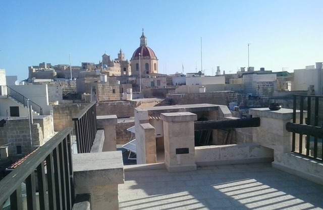 MARIA Townhouse Heart of old quarter of Victoria Gozo. MAHOGANY ROOM peaceful.