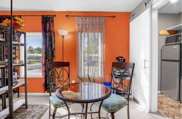 Marigold Sunrise Studio Apt. Short or Mid-Term Rental. Sleeps 4