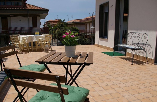 Marigré beautiful vacation home by the sea, garden, relaxation, Wi-fi & terrace overlooking Etna